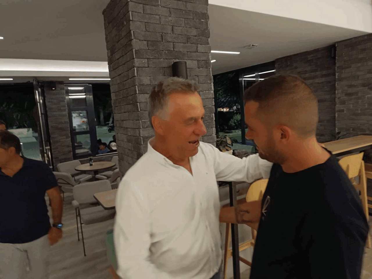384850336_284657657709501_3997721278715099518_n.gif