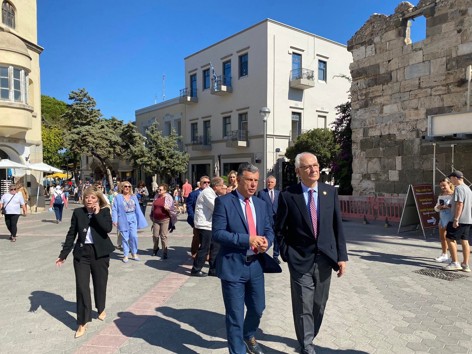 Δήμαρχοι Κω_Λάρισας επίσκεψη Μουσείο & Πλάτανο Ιπποκράτη (3).jpg
